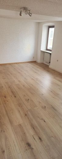 3 Zimmer Wohnung im OG mit Balkon – Wohnzimmer/ Schlafzimmer