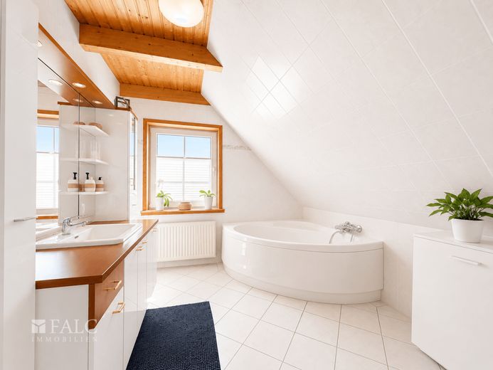 ***Großzügiges Einfamilienhaus mit Außenfachwerk und traumhaftem Garten*** – Badezimmer OG