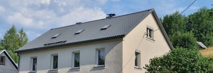 --- Paradiso naturale per tutta la famiglia,- Casa unifamiliare con ampio terreno in pendenza su un prato di montagna ---
