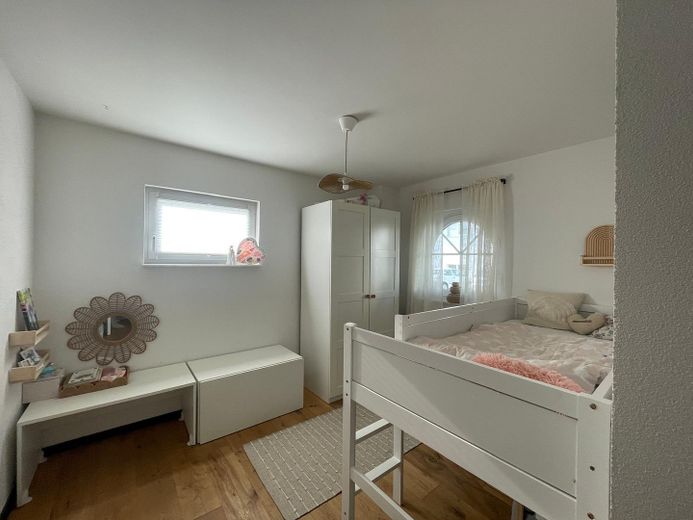 Modernisiertes Zweifamilienhaus mit 263 m² Wohnfläche, attraktiver Vermietungsperspektive – Kinderzimmer 1 - Haus