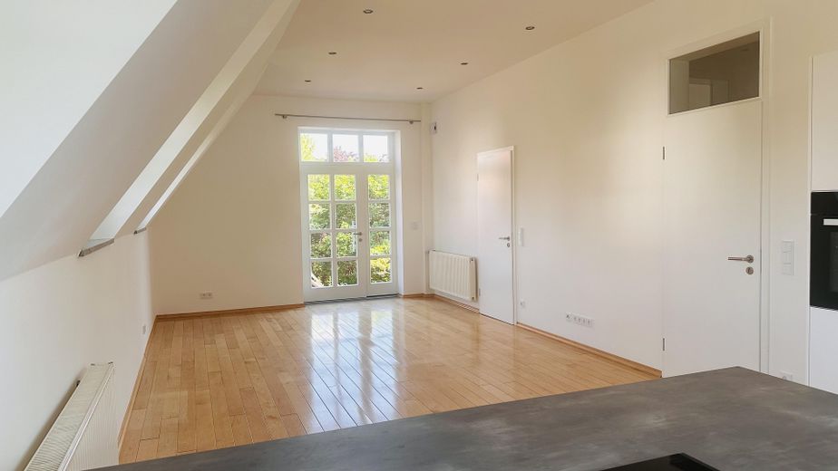 Traumhafte ca. 135 m² große Wohnung mit Garten, Balkon und Garagenstellplatz – Wohnzimmer & Küche