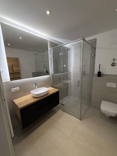 Lichtenberg'de geniş manzaralı modern yaşam: 4 oda, yerden ısıtmalı yeni bina – Duschbad