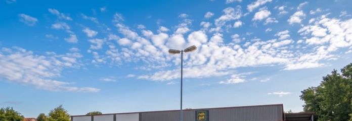 Solide bedrijfsinvestering met langdurig gebonden hoofdhuurder en moderne fotovoltaïsche installatie