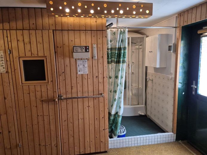 Sauna mit Dusche im UG