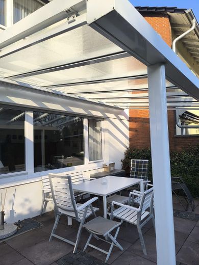 Provisionsfrei für Käufer | Familienhaus in Toplage | Bieterverfahren ab 389.000 € – überdachte Terrasse