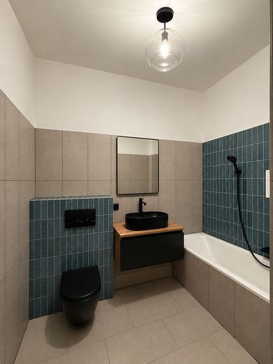 Erstbezug nach Sanierung: Großzügige 2-Zimmer-Altbauwohnung mit Balkon, Aufzug & Einbauküche am Dom – Bad