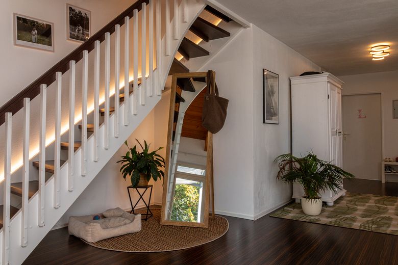 Provisievrij: 4-kam.-galerij-maisonnette, bovenste verdieping, balkon & ondergrondse garage-Geretsried-Stein – Treppenaufgang Wohnzimmer