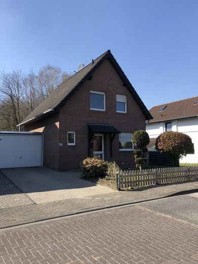 Freist EFH mit Garten und Garage in guter Lage – Hausansicht von vorne