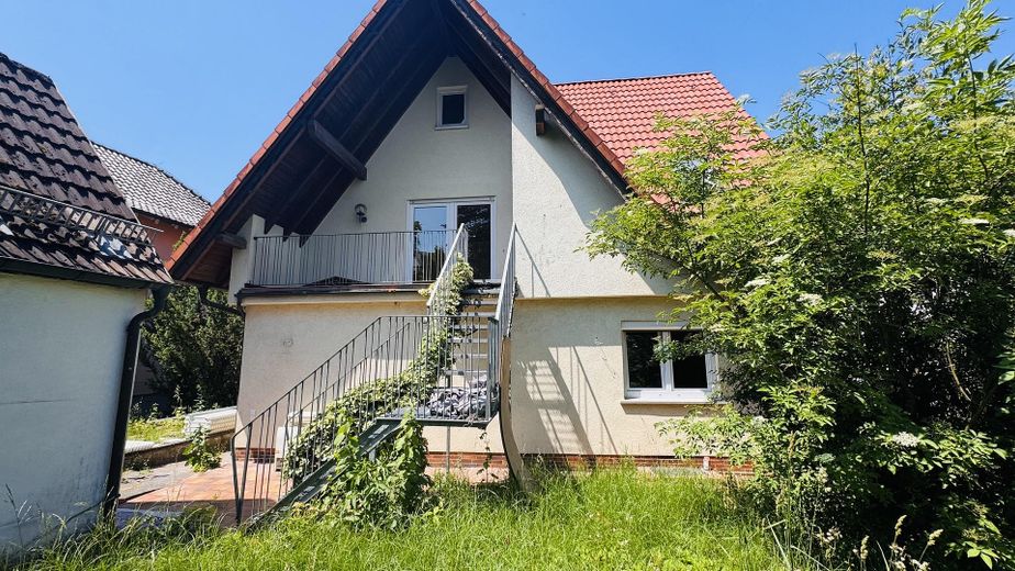 SENZA PROVVIGIONE: casa bifamiliare ristrutturata in posizione a misura di famiglia a Coburg-Scheuerfeld. – Außeneingang in DG-Wohnung