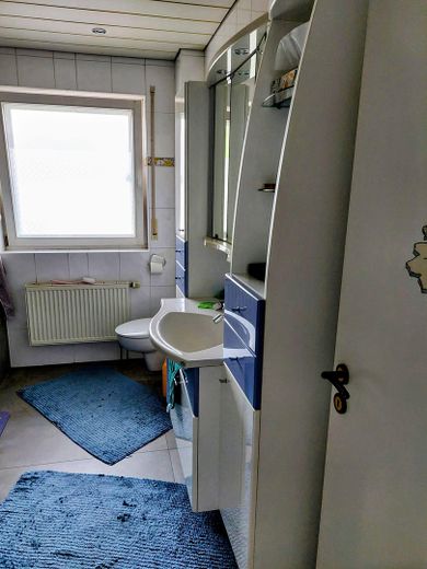 Modernisiertes Reihenmittelhaus mit Garten, Sauna und Photovoltaikanlage – Bad 1. OG