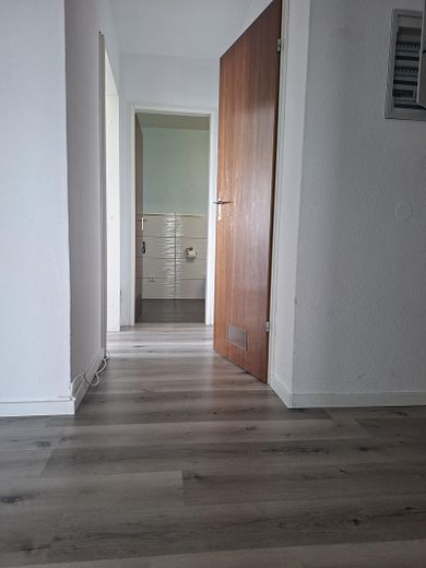 Flur mit Blick auf Bad und WC