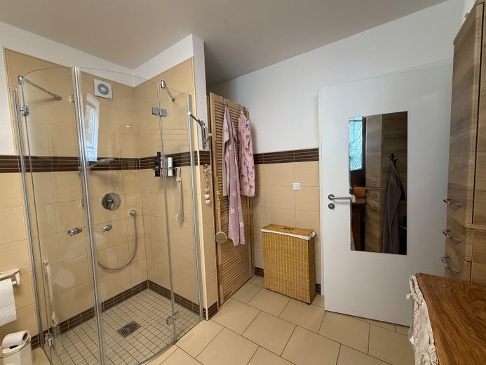 100m² Wohnung mit Fußbodenheizung, Klimaanlage, Balkon, 2 PKW Stellplätze – Foto 15