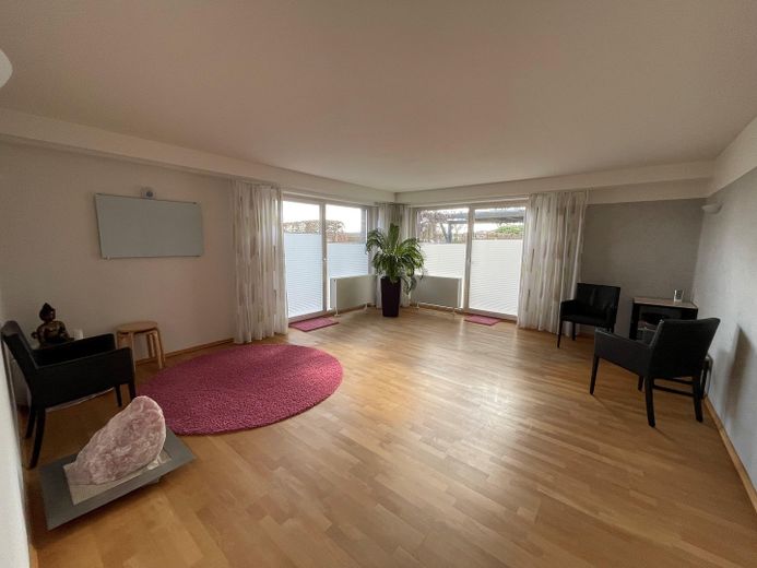 Maison d’architecte située sur un versant calme avec espace séparé pour bureau/cabinet (appartement indépendant) – Großer Raum