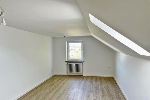 Helle 3-Zimmer-Dachgeschosswohnung in München-Allach mit Stellplatz und eigenem Gartenanteil