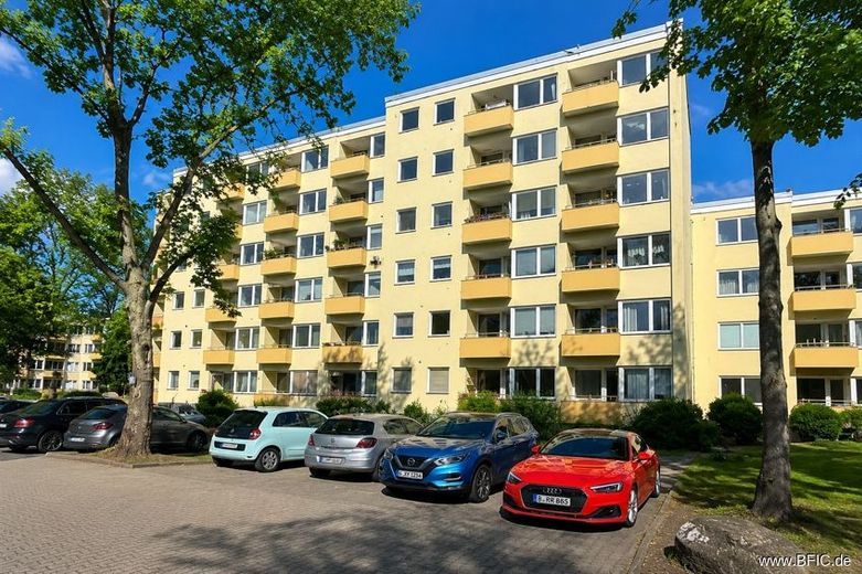 bezugsfrei hell ruhig Balkon: 2-Zi.-Whg im Hochparterre – Hausansicht