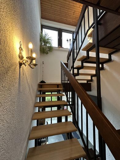 Exklusives Wohnen mit Garten, Neubezug n.Renovierung mit 2 großzügigen Balkonen – Treppenhausaufgang