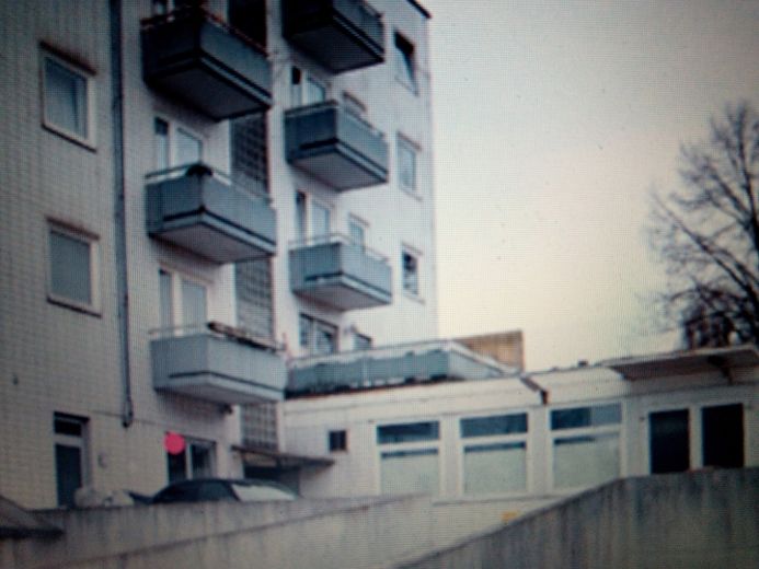 1 Zimmer mit Ladenfenster zum Hinterhof & WC in Kassel Miete oder Mietkauf ab €200 + €222 NK – Auffahrt zum Hinterhof