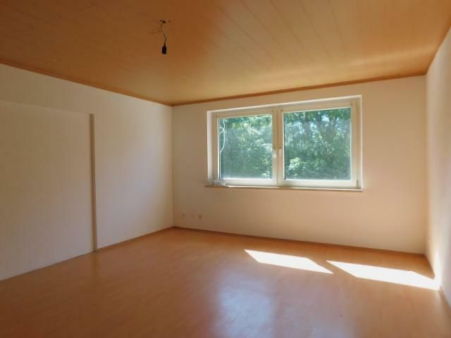 4-Zimmer-Eigentumswohnung 84m² mit Balkon &amp; Fernblick - sofort bezugsfrei in Idar-Oberstein – SB12 Wohnzimmer