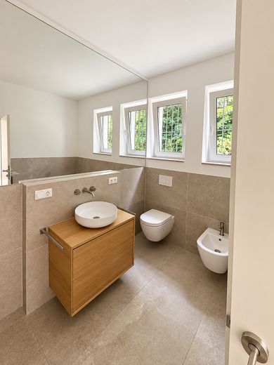 Spacious garden apartment with an exceptional living area, terrace, and direct views of greenery – Masterbadezimmer