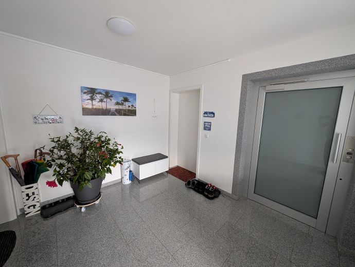 Fahrstuhl und Wohnungstür