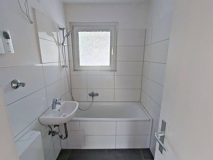 Appartamento ben distribuito con 2 locali, BALCONE e bagno con vasca – Ansicht I: Bad