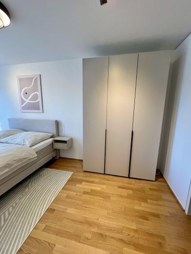Möblierte 2-Zimmer-Wohnung in erster Reihe zum Main – Schlafzimmer (Kleiderschrank)