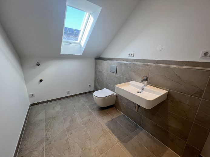 Moderne 4 Zimmer DG Wohnung mit Garten in ruhigem gehobenen Wohngebiet – Bad 4