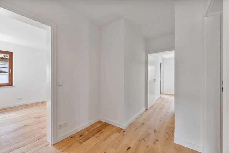 *provisionsfrei* Helle 3-Zi-Wohnung hochwertig renoviert mit Balkon in zentraler Lage – Flur