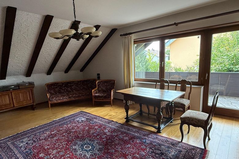 Viel Raum zum Leben: Riesige Landhausvilla in Neuhof/Fulda! – Kinderzimmer mit Balkonzugang