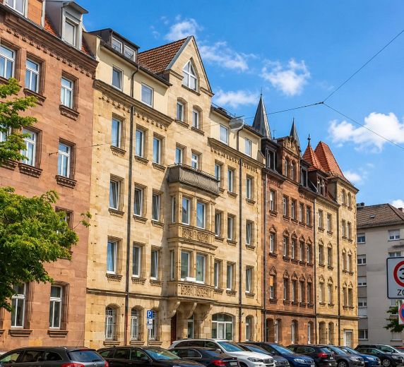☀️ Affascinante appartamento mansardato di 3,5 locali con loggia sopra Norimberga ☀️ – Hausansicht von Strasse