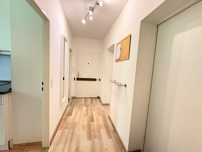 Renditestarke 3 Zimmer-Wohnung mit Balkon in einer sehr guten Lage zu verkaufen – Flur