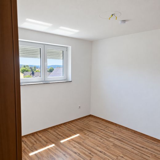 Wohnen auf 2 Ebenen: Helle 4,5-Zi.-Maisonette, 109 m², Loggia, Weitblick & Stellplatz in Osterburken – Zdjęcie 9