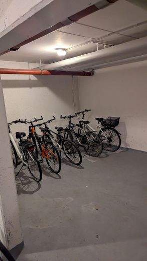 Helles 1-Zimmer-Dachgeschoss-Apartment mit großer Dachterrasse in der Nähe des UKGM – Fahrradkeller
