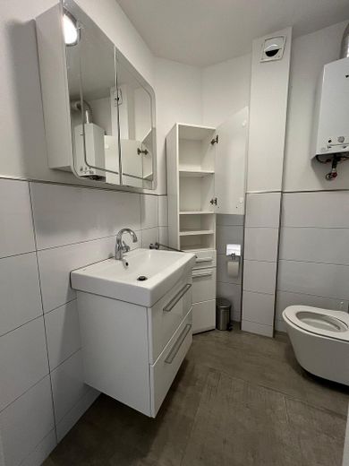 WC und Bad mit Dusche unten