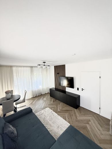 Provisions- & bezugsfrei: Sanierte 4-Zimmer Wohnung mit Klima & Garage – Wohnzimmer