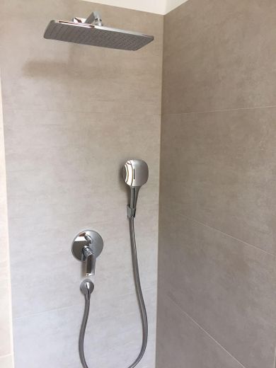 Le charme de l’ancien rencontre la modernité – élégant appartement de 2 pièces avec balcon sur la Berger Straße – Dusche