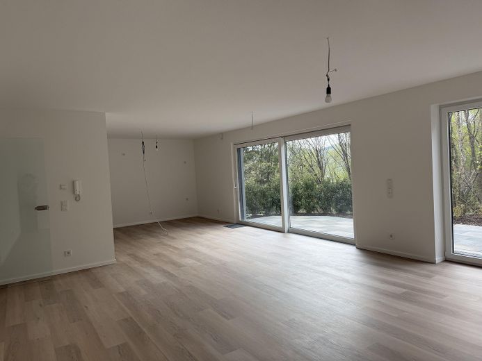 Neubau 3 Zimmer mit großer Terrasse, gehobene Innenausstattung – Wohnzimmer BlickRichtung Küche