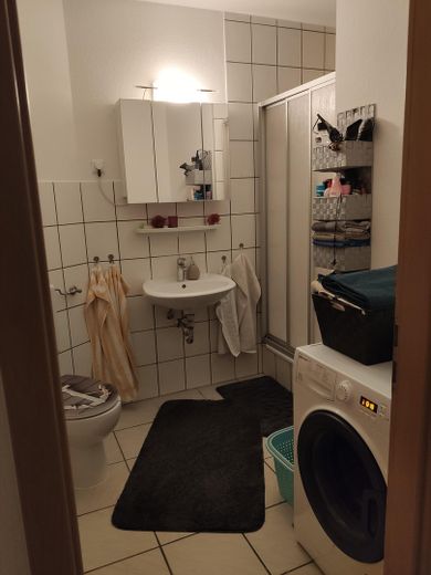 Schön geschnittene 2-Zimmer-Wohnung mit Einbauküche in ruhiger Lage nahe Bahnhof. – Foto 2