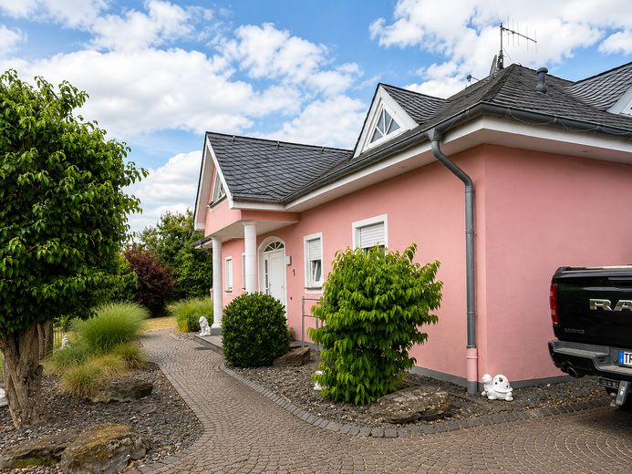 Ekskluzywny dom jednorodzinny z basenem na działce 2.002 m² w pobliżu Trewiru – Attraktive Seitenansicht