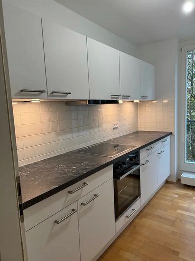 Stilvoll wohnen in Moosach/Nymphenburg: Helle 2-Zimmer-Wohnung mit Balkon in idyllischer Wohnanlage – Küche
