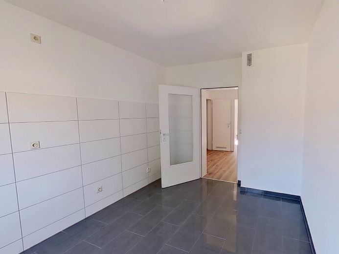 Huzurlu konumda modern yaşam: BALKONLU ve küvetli banyolu geniş 3 odalı daire – Ansicht II: Küche