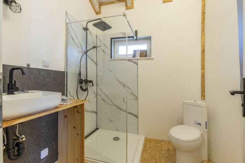 Über 8 % Rendite: Boardinghouse-Ensemble: 3 Gebäude &amp; Garten – Gebäude 1 | Badezimmer