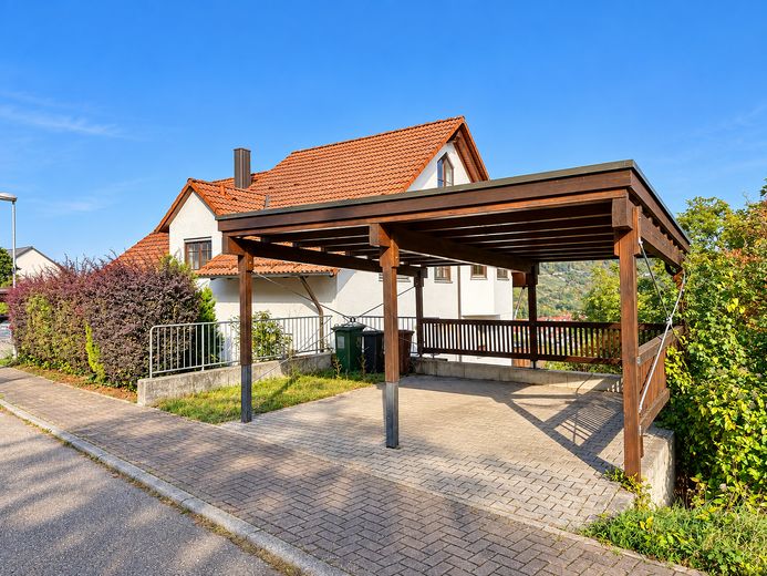 Wohnen auf zwei Ebenen – Maisonette mit hochwertiger Ausstattung und 3 Stellplätzen – Carport