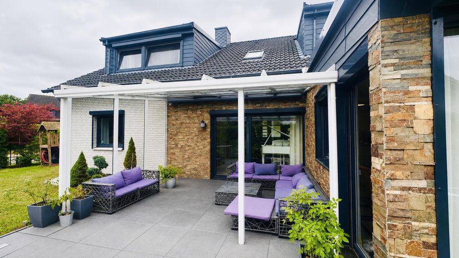 Casa unifamiliare modernizzata con 187 m² di superficie abitabile, 6 locali, garage e giardino, senza intermediario – Überdachte Terrasse