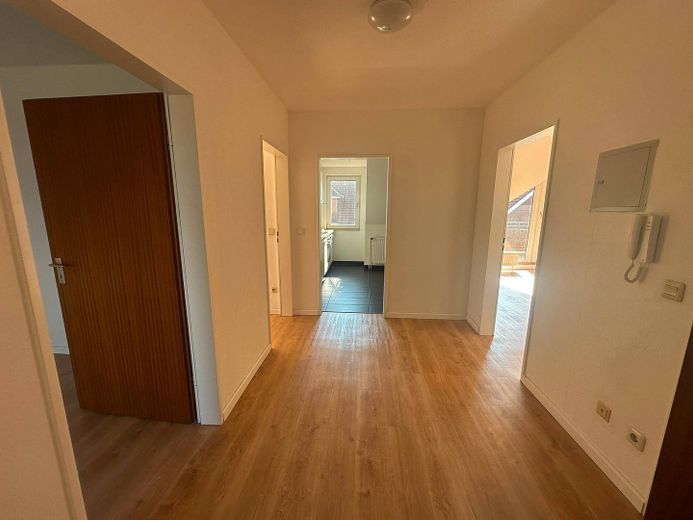 Renovierte 3-Zimmer-Dachgeschosswohnung mit BALKON und EBK – Ansicht I: Flur
