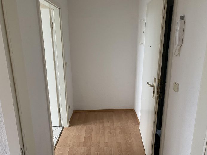 funktionale Dreiraumwohnung mit Einbauküche zentral und ruhig gelegen – Flur 