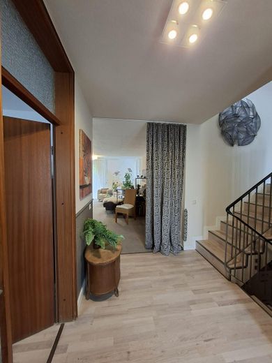 Ampia casa a schiera centrale ben attrezzata, spazio sufficiente per tutta la famiglia – Treppenhaus