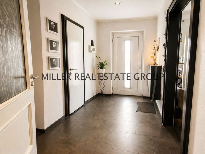 Modernisiertes Reihenmittelhaus in Ingolstadt - Familienwohnen mit Garten, großer Terrasse, Garage &amp; ausgebautem Dachgeschoss! – Eingang/ Diele