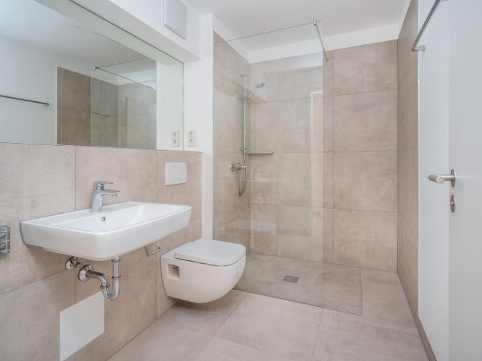 KfW-40-QNG Neubau | Bezugsfertige 2-Zi.-Wohnung mit Balkon, EBK & TG in Parsdorf bei München - WE 07 – Duschbad