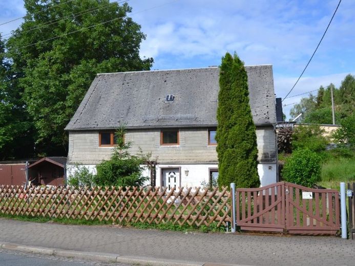 Altes Wohnhaus mit Anbau und zwei Garagen auf schönem Grundstück – फोटो 1
